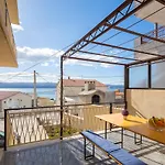 Azra Aparthotel