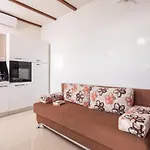 Azra Aparthotel