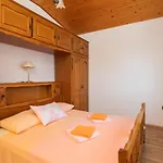 Azra Aparthotel