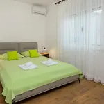 Azra Aparthotel