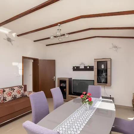 Azra 4* Duće