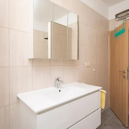 Azra 4* Duće