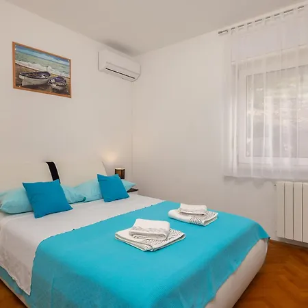 Azra 4* Duće