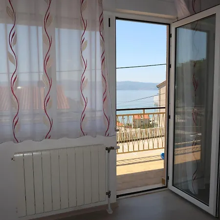 Azra Aparthotel