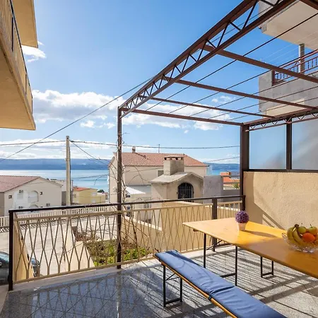 Azra Aparthotel