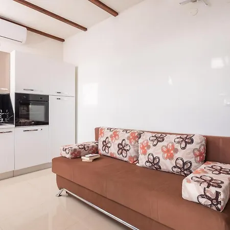 Azra Aparthotel