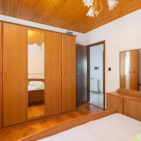 Azra Aparthotel