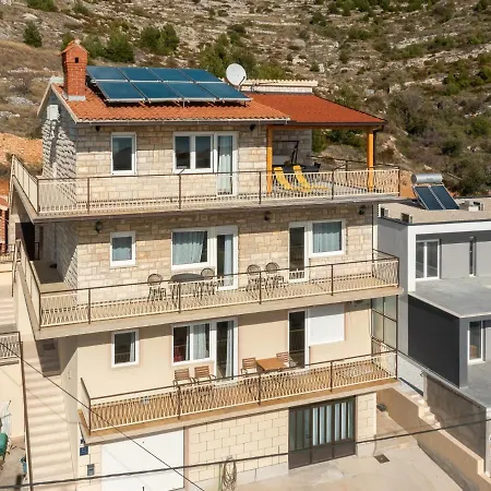 Azra Aparthotel