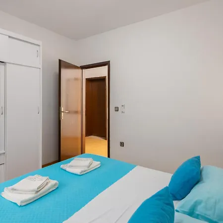 Azra Apartmanhotel Duće