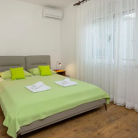 Azra Aparthotel