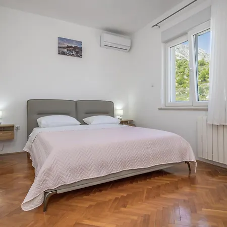 Azra Apart-hotel 4*