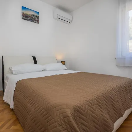 Azra 4* Duće