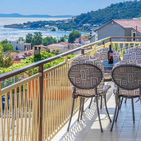 Apart-hotel Azra 4*